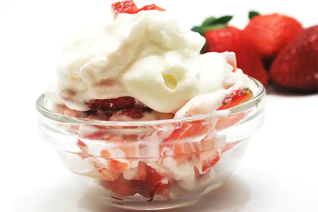 Morango com creme batido e água de rosas