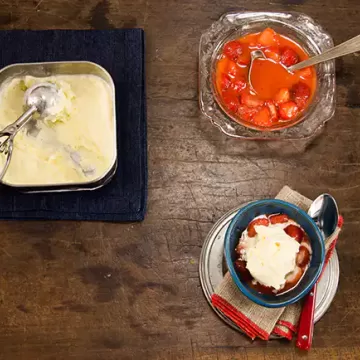 Morango flambado com sorvete de creme