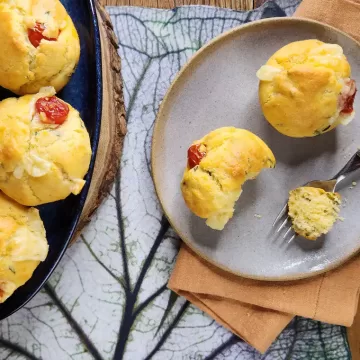 Muffin de queijo, tomate e manjericão