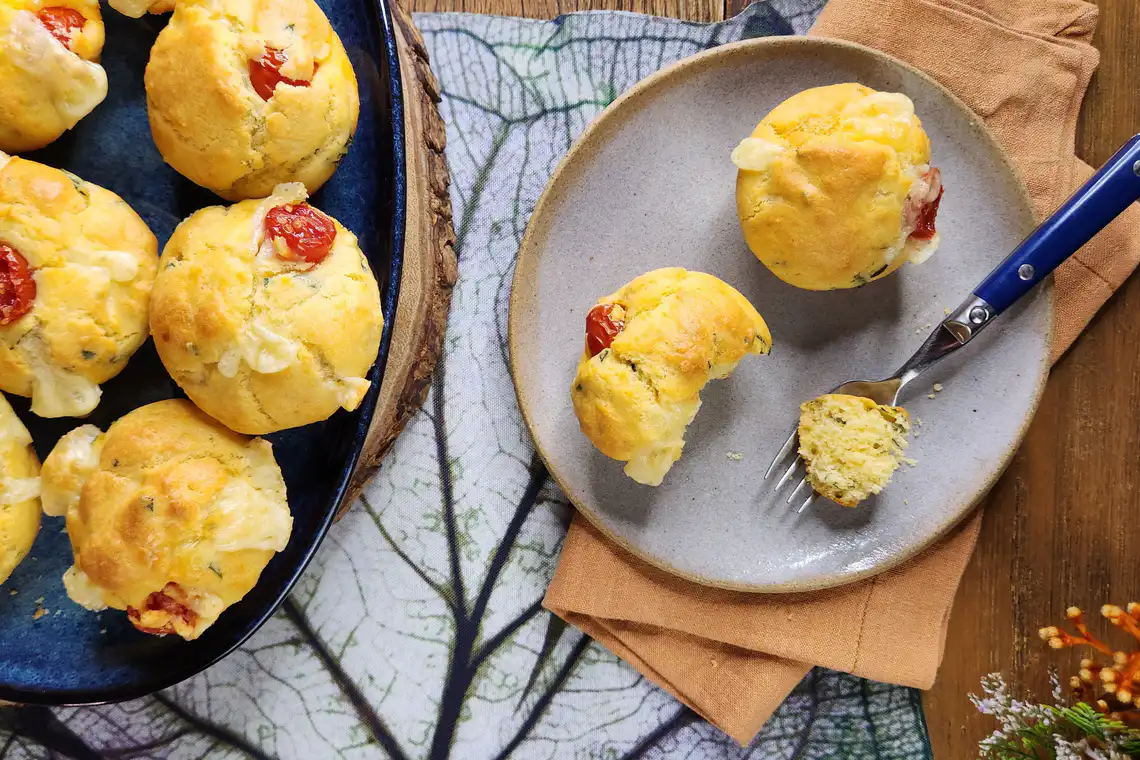 Muffin de queijo, tomate e manjericão
