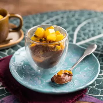 Musse de chocolate a jato com manga e maracujá
