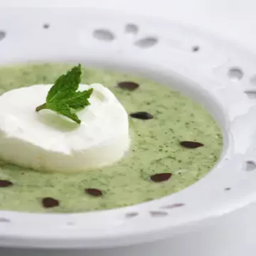 Musse de iogurte com calda de abacaxi