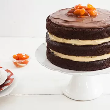 Naked cake de chocolate com compota de laranjinha kinkan