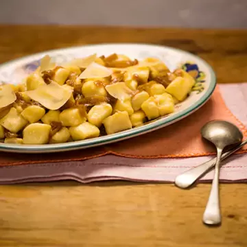 Nhoque de batata com molho de cebolas caramelizadas
