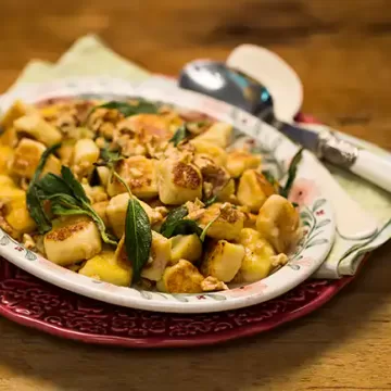 Nhoque de batata com molho de manteiga, sálvia e nozes