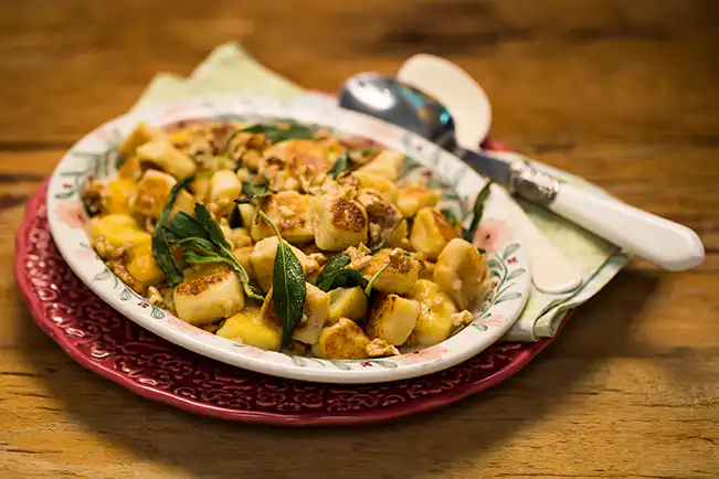 Nhoque de batata com molho de manteiga, sálvia e nozes