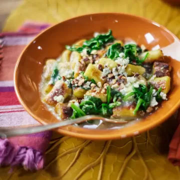 Nhoque de batata-doce com espinafre e molho de gorgonzola