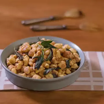 Nhoque de grão-de-bico com molho de limão e sálvia