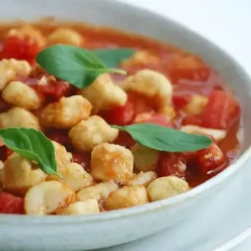 Nhoque de grão-de-bico com molho de tomate fresco