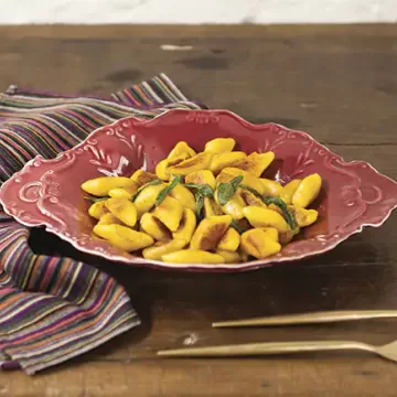 Nhoque de mandioquinha com molho de manteiga e sálvia