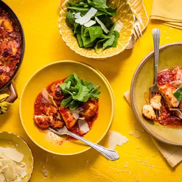 Nhoque de ricota com raspas de limão e molho de tomate