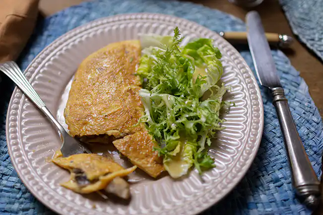 Omelete com recheio de cogumelo