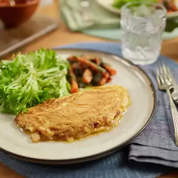 Omelete de cebola e bacon com salada e cenoura assada