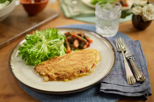 Omelete de cebola e bacon com salada e cenoura assada