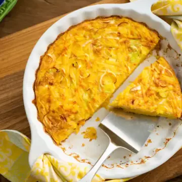 Omelete de forno com mandioquinha e alho-poró