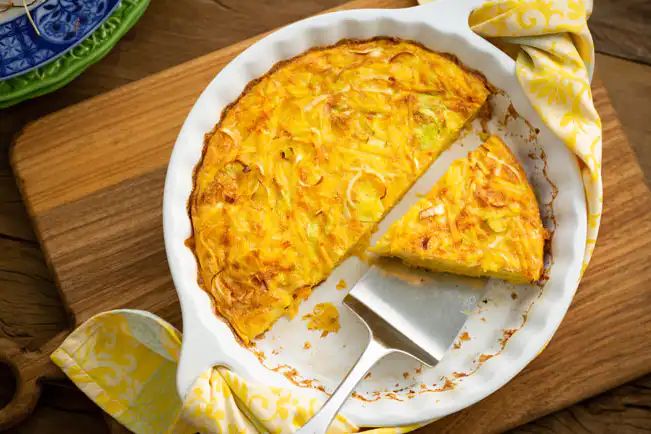 Omelete de forno com mandioquinha e alho-poró