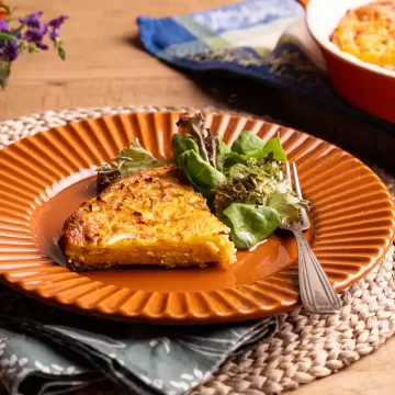 Omelete de forno com mandioquinha e cebola