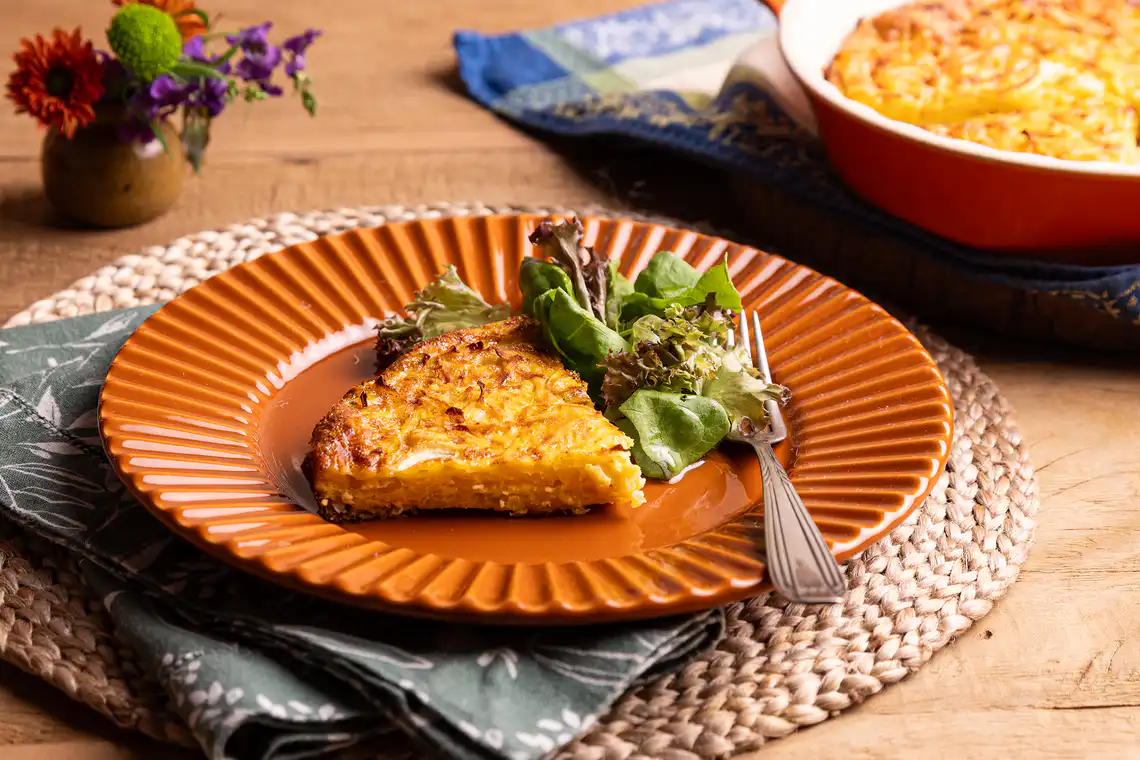 Omelete de forno com mandioquinha e cebola