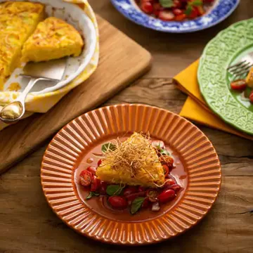 Omelete de forno com salada morna de tomate