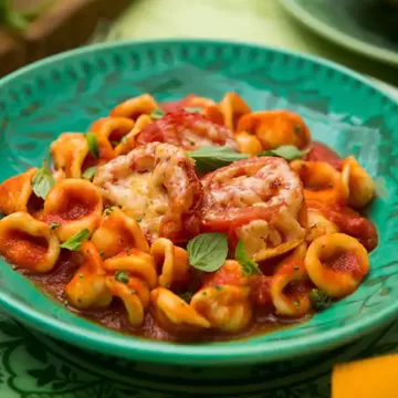 Orecchiette caseiro com molho de tomate e tomates assados
