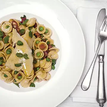 Orecchiette com ervilha fresca e bacon