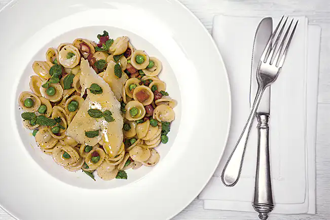 Orecchiette com ervilha fresca e bacon