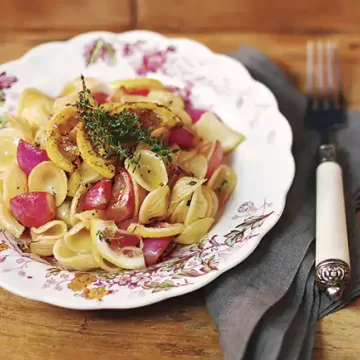 Orecchiette com rabanete, limão e parmesão