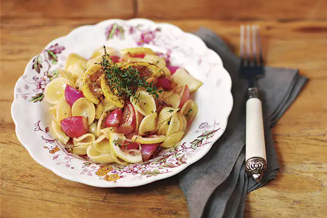 Orecchiette com rabanete, limão e parmesão