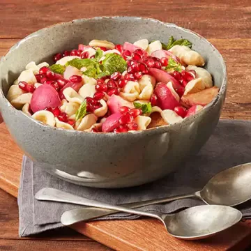 Orecchiette com rabanete, romã e hortelã