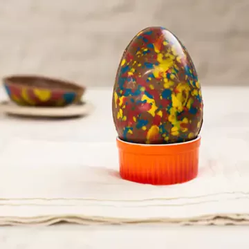Ovo de Páscoa ao leite pintado