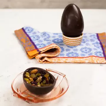 Ovo de Páscoa meio amargo com frutas secas