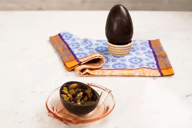Receita de Ovo de Páscoa meio amargo com frutas secas