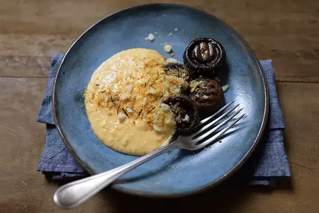 Receita de Ovo mexido com cogumelos grelhados e farofinha de pão