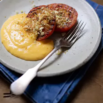 Ovo mexido com tomate grelhado e farofinha de pão