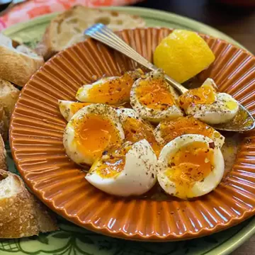 Ovos cozidos com temperos mediterrâneos