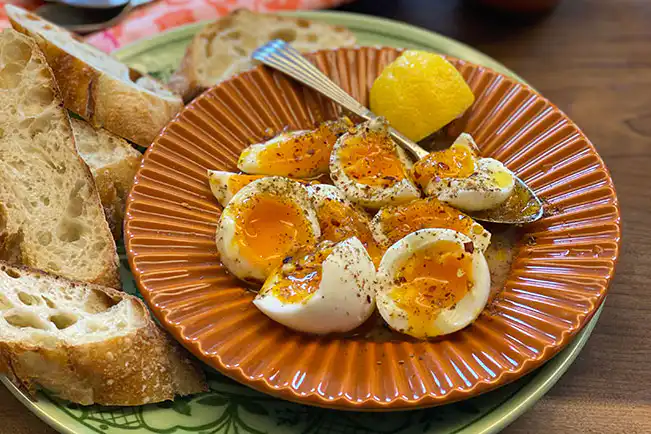 Ovos cozidos com temperos mediterrâneos