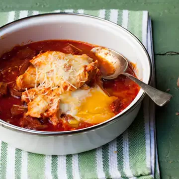 Ovos escalfados com ragu de linguiça