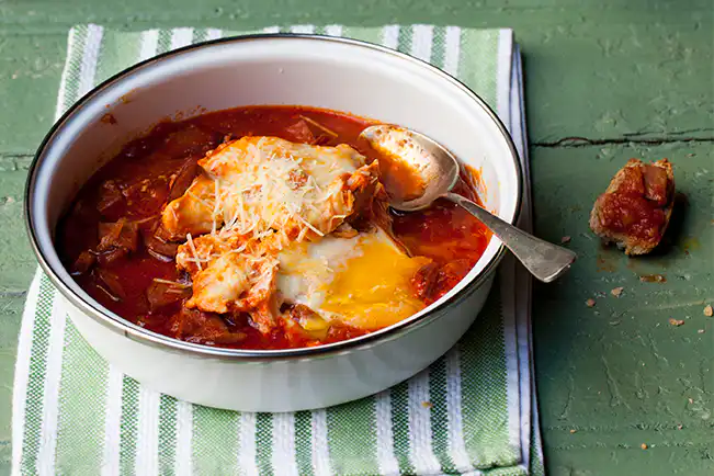 Ovos escalfados com ragu de linguiça