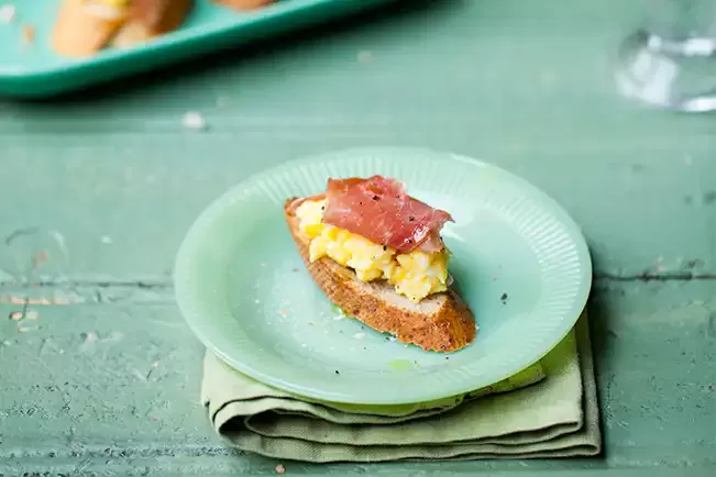 Receita de Ovos mexidos com presunto cru