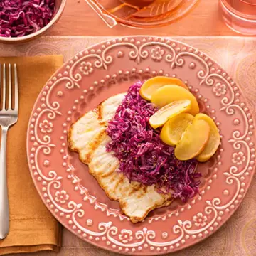 Paillard de lombo com repolho macerado e maçã