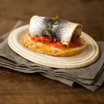 Pan con tomate e sardinha