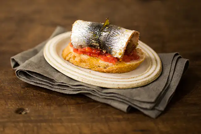 Pan con tomate e sardinha