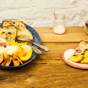 Panetone com frutas e sorvete