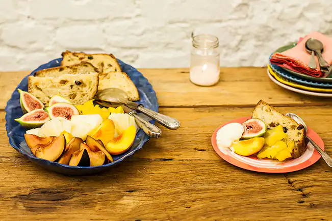 Panetone com frutas e sorvete
