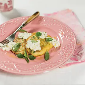 Panqueca de ervilha com ricota temperada