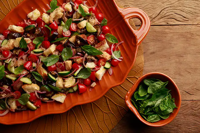 Panzanella com berinjela assada (reaproveitamento)