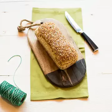 Pão de fôrma caseiro com crosta de aveia e semente de girassol