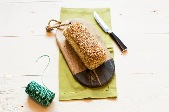 Pão de fôrma caseiro com crosta de aveia e semente de girassol