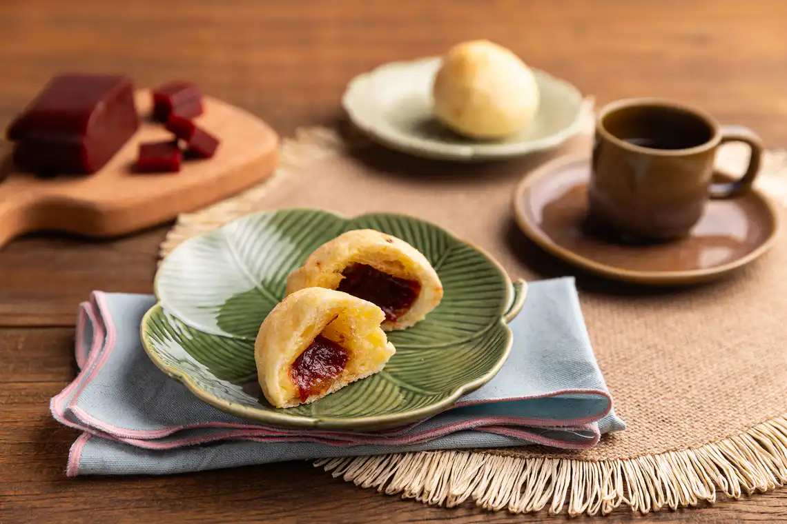 Pão de queijo recheado com goiabada