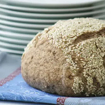 Pão integral com linhaça e crosta de gergelim